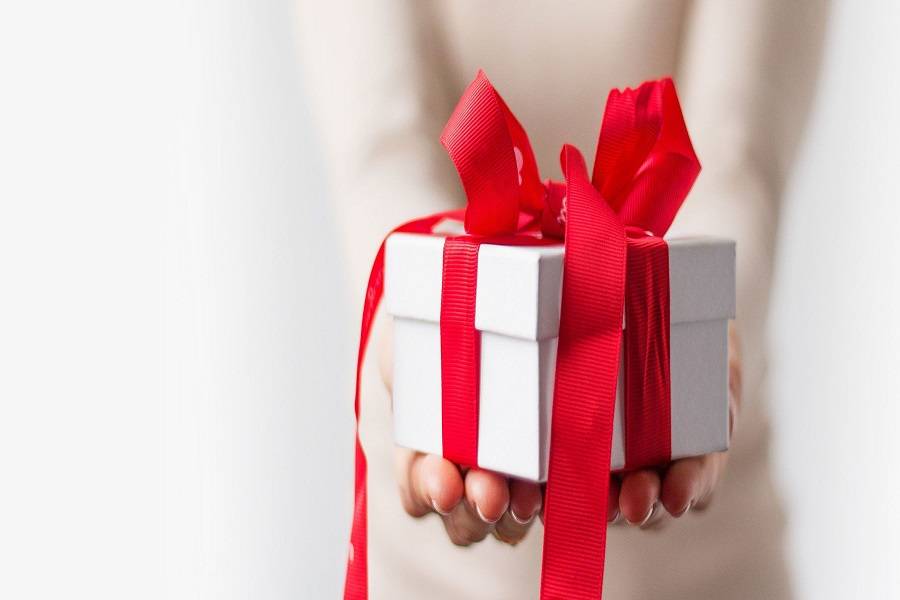 За и против: стоит ли дарить подарки близким на праздники