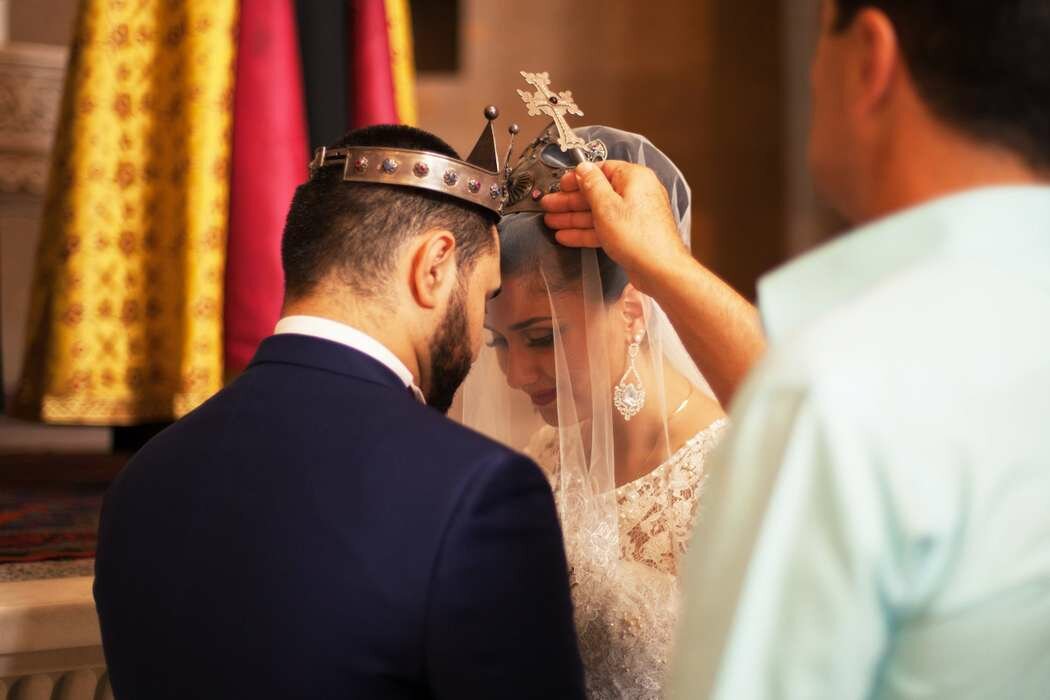 Допускается ли для православных венчание в армянской или католической церкви Одно дело – просто побывать в таком храме, другое дело – молиться в нем или же участвовать в таинствах