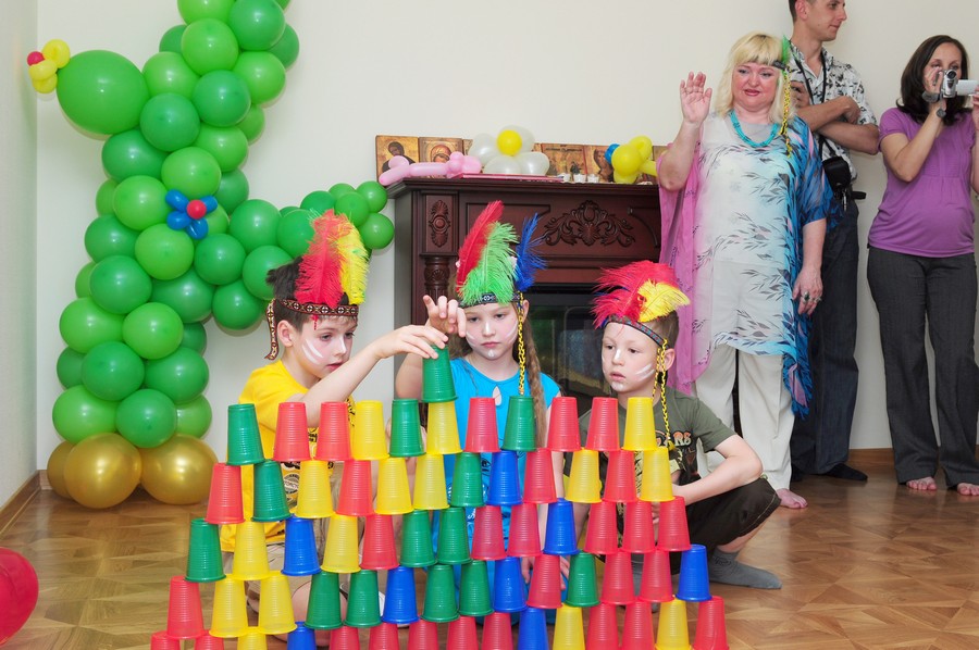 Как организовать детский день рождения самостоятельно: сколько стоит провести праздник с тематической вечеринкой и фотосессией в кругу семьи
