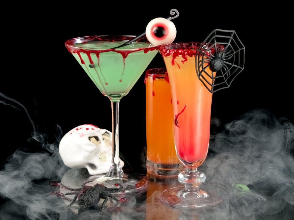 Вы решили подать к столу оригинальные напитки и коктейли на Хэллоуин для детей Мы расскажем, как приготовить и оформить коктейль Веселый Джек, Ведьмино зелье и напиток Радость вампира