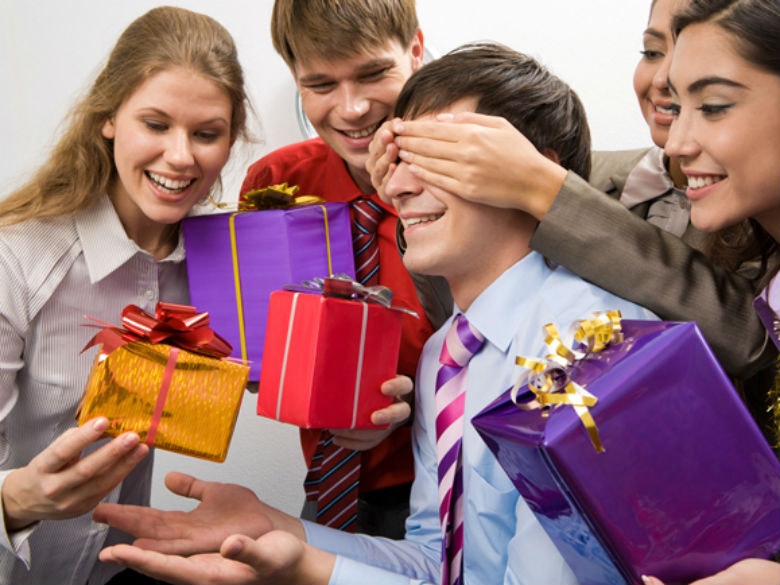 Этикет корпоративных подарков – как выбирать и дарить деловые подарки