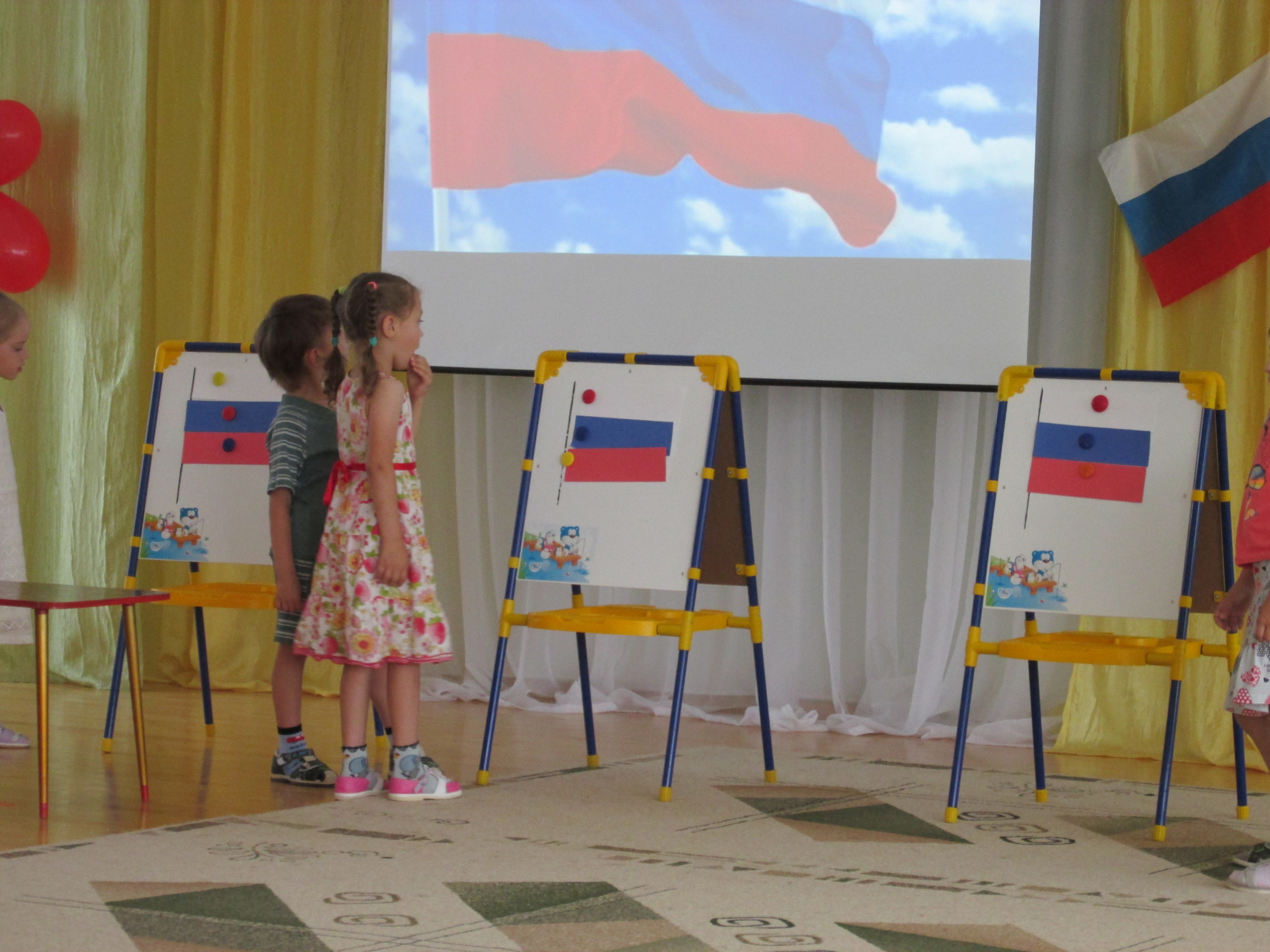 Предлагаем сценарий праздника День Российского флага для детей, который можно провести в летнем лагере Ведущие рассказывают об истории Российского флага, проводят интересные конкурсы