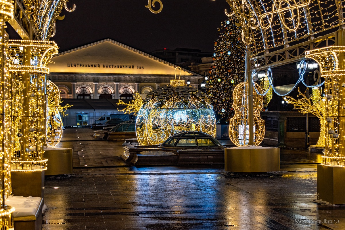 Новогоднее оформление Москвы в 2022 году выполнено с большим размахом и впечатляет своей красотой и разнообразием