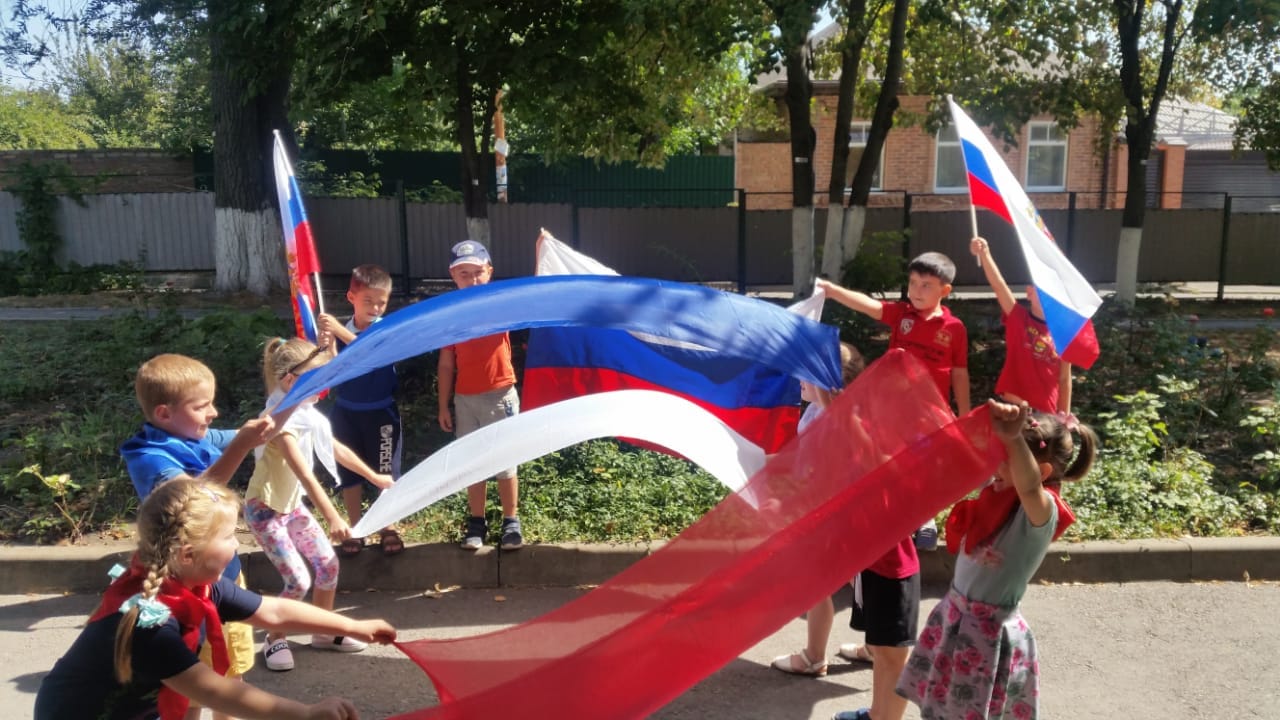 Праздник «день флага россии» на площадке детского сада. старшая — подготовительная группа. сценарий