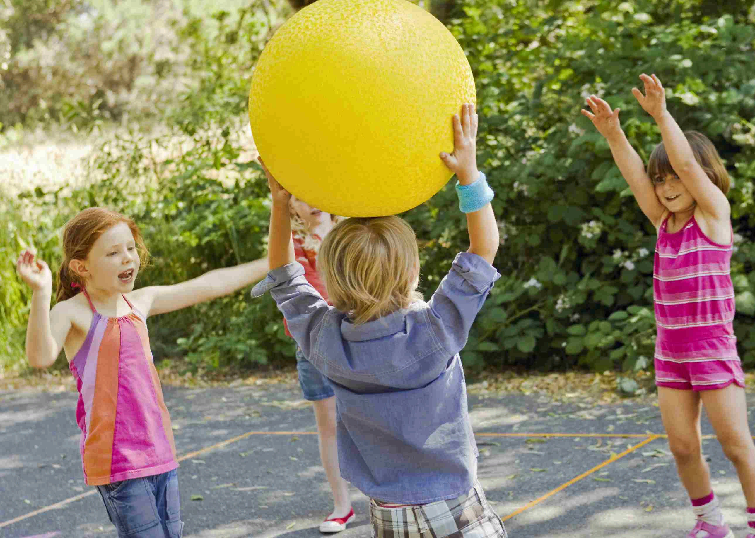 Интересные подвижные игры для детей на улице летом на свежем воздухе |