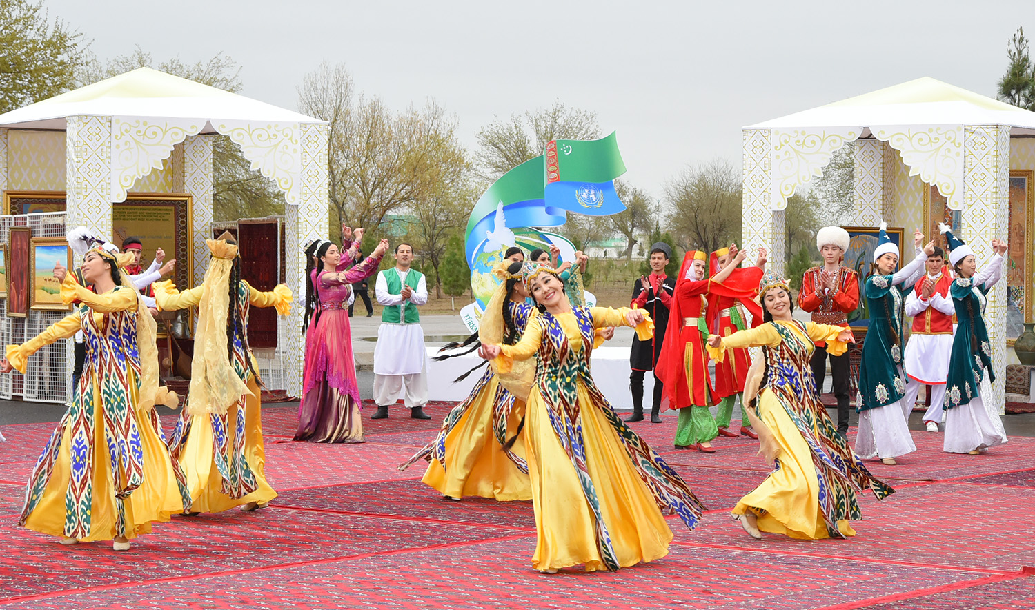 Где празднуют навруз. Новруз байрам Туркменистан. Праздник Новруз в Туркменистане. Традиции Новруз байрам Туркменистан. Навруз байрам в Туркменистане.