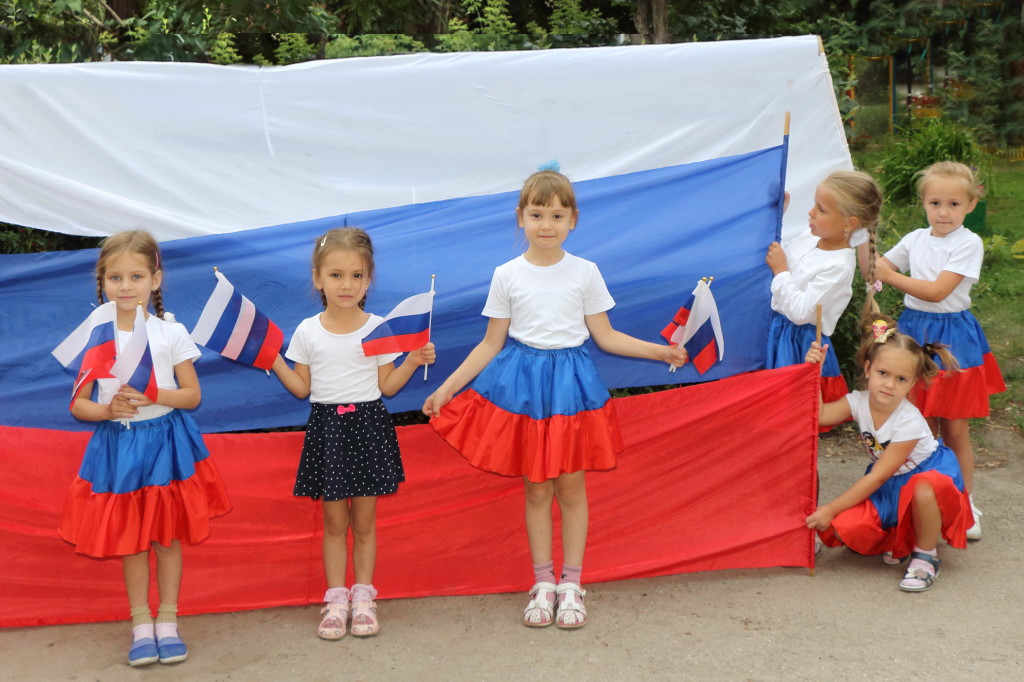 Предлагаем сценарий праздника День Российского флага для детей, который можно провести в летнем лагере Ведущие рассказывают об истории Российского флага, проводят интересные конкурсы