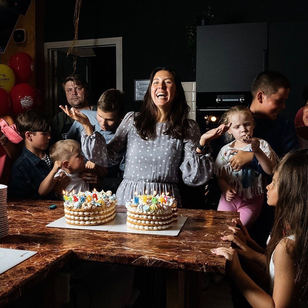 5 прикольных сценок на день рождения женщине (за столом)