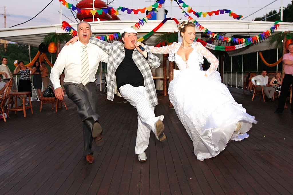 Заводные танцевальные конкурсы на свадьбу: не даем скучать гостям и молодым