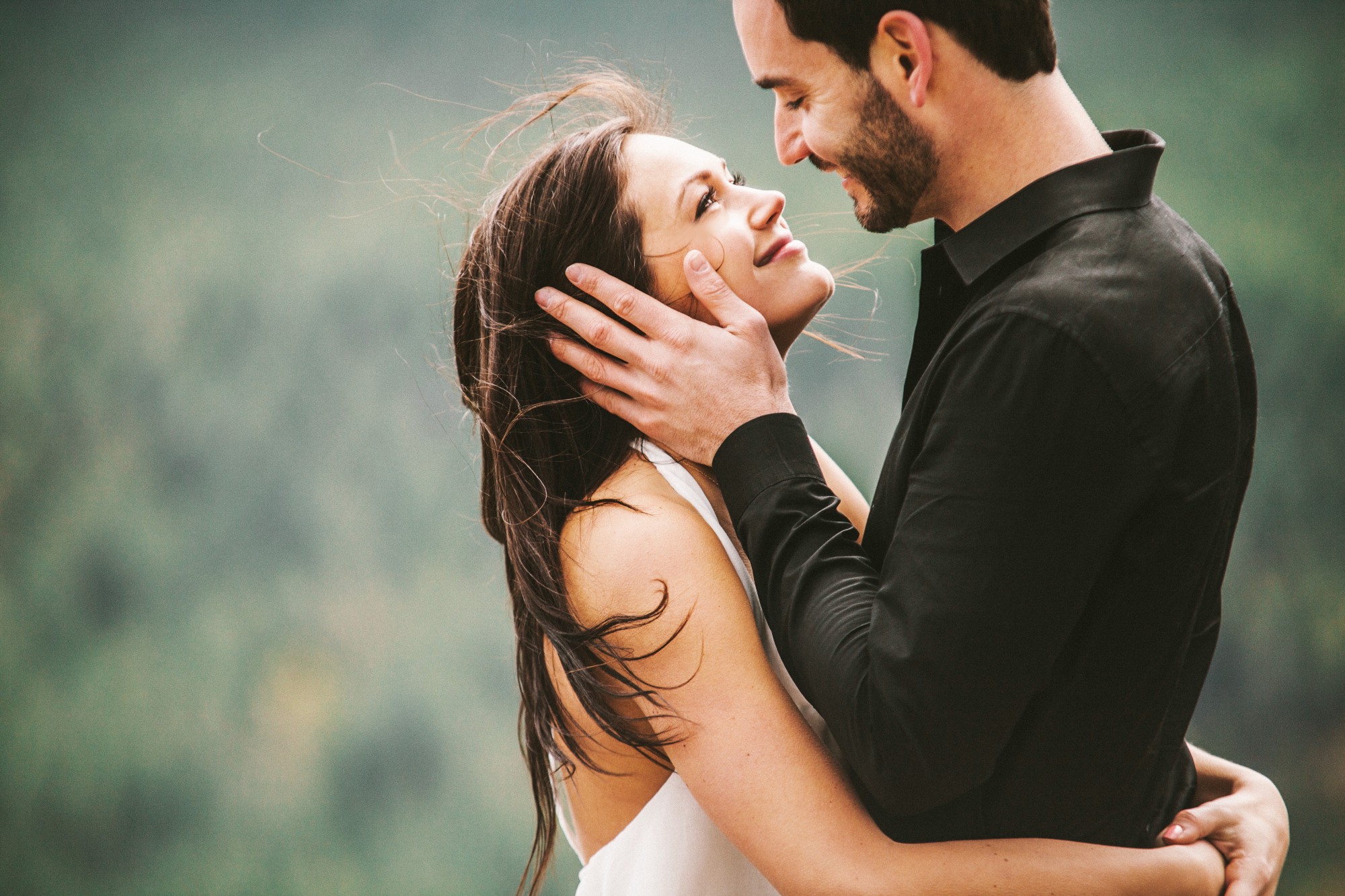 7 скрытых чувств, которые мужчины выражают к женщине посредством объятий – счастливая женщина